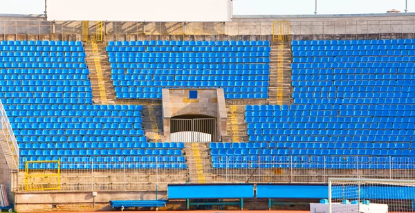 Rangées vides de sièges au stade de football — Photo