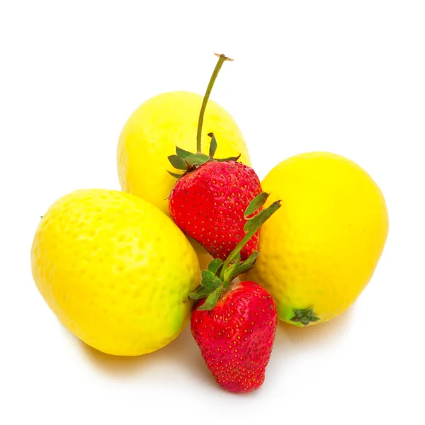 Citroner och jordgubbar bär på en vit bakgrund — Stockfoto