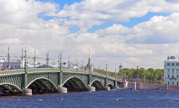 Russia.St. Petersburg. Ponte Troitskyi sul fiume Neva . — Foto Stock
