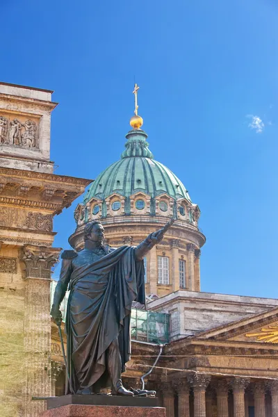 Rusia. San Petersburgo. Monumento a Barclay de Tolli en la Catedral de Kazán — Foto de Stock