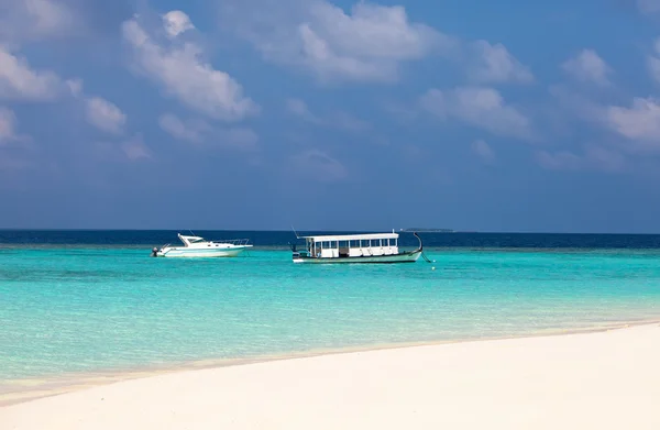 Мальдіви. Сучасного човнів і національної човен на океан — стокове фото