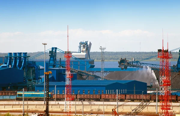 Werk van nieuwe zee handelshaven van de Oest-Loega. Rusland. de kolen-terminal. — Stockfoto
