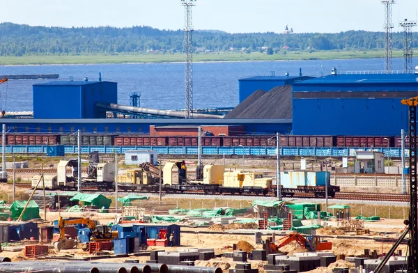 Trabajos del nuevo puerto de comercio marítimo de la Ust-Luga. Rusia. La terminal de carbón —  Fotos de Stock