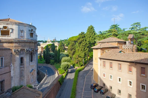 Vatikanen. utsikt över en trädgård från ett museum fönster — Stockfoto