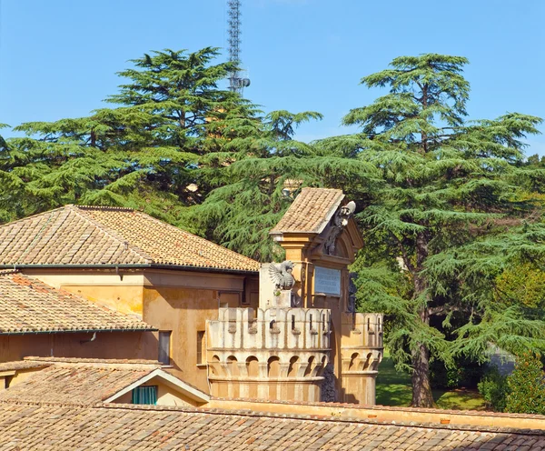Vaticaan. een uitzicht op een tuin van een museum venster — Stockfoto