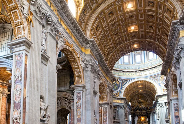 이탈리아. 로마입니다. 바티칸입니다. 성 베드로 성당입니다. 실내 보기. — 스톡 사진