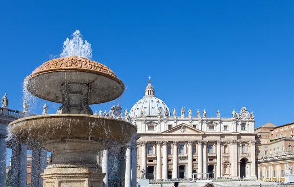 Vatikán. Fontána před katedrálou svatého Petra — Stock fotografie