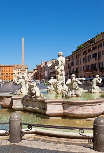 罗马。一个喷泉的摩尔 navon 广场上的人 — 图库照片