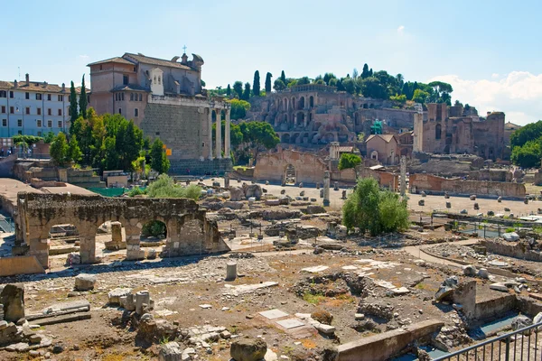 Itália. Roma. Ruínas antigas do Fórum Romano — Fotografia de Stock