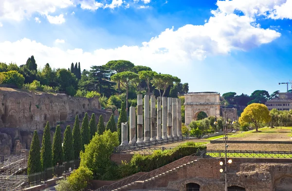 Itálie. Řím. antické ruiny římského fóra — Stock fotografie