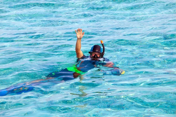 Maldives. The diver at ocean — Stock Photo, Image