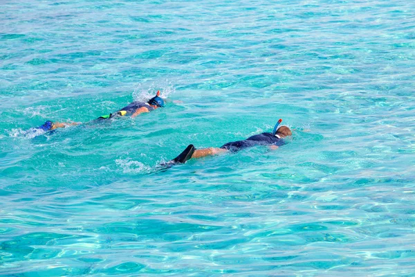 Två män med masker och rör simma synkront på ocean — Stockfoto