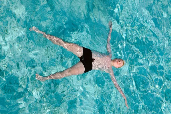 Maldivas. Adolescente descansa sobre el agua turquesa transparente del océano — Foto de Stock
