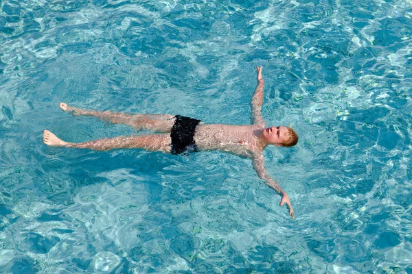 Maldiverna. tonåring har en vila på turkos öppet vatten i havet — Stockfoto