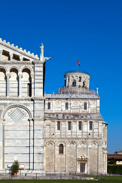 Италия, Пиза. Собор и наклонная башня на Соборной площади — стоковое фото