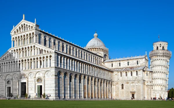 Italy, Pisa. The Cathedral and the Leaning Tower in Cathedral Square — Stock Photo, Image