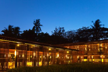 Lokantada gece aydınlatma