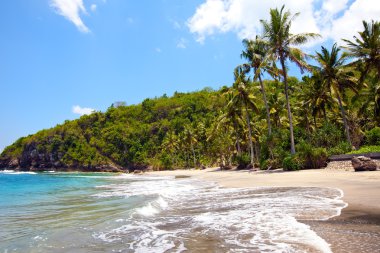 kumlu bir plaj üzerinde okyanus kayaların üzerinden görüntüleyin. Endonezya, bali