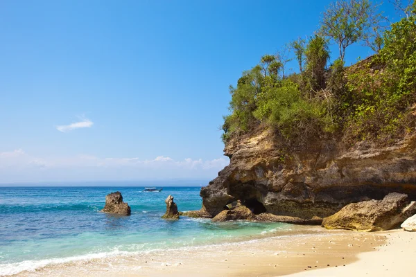 Vista de uma praia arenosa sobre rochas no oceano. Indonésia, Bali — Fotografia de Stock
