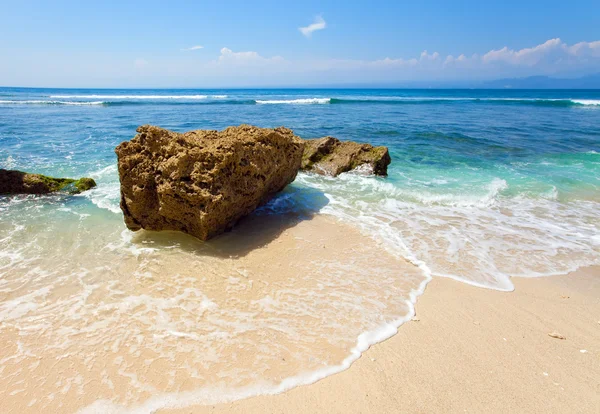 Камни в океане, Индонезия — стоковое фото