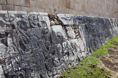 Chichen Itza. bir piramit ile antik süs duvar parçası.
