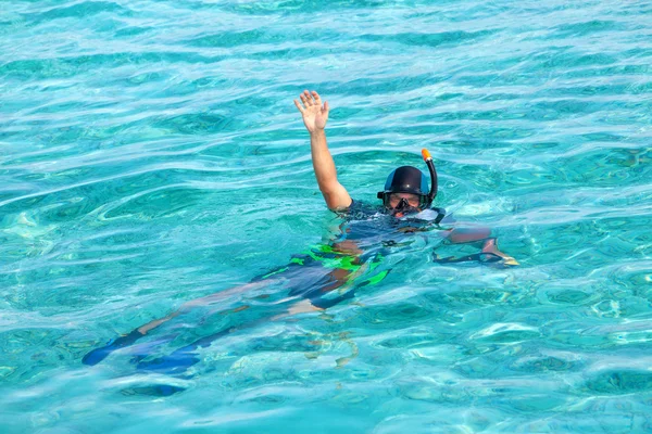 Homens com máscaras e tubo nadam no oceano — Fotografia de Stock