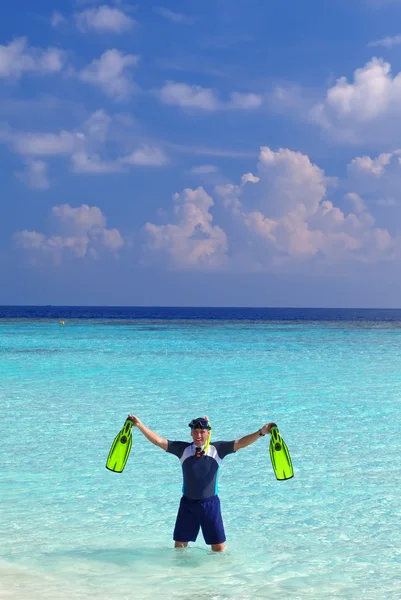 Ung sport man med fenor, mask och röret vid havet. Maldiverna. — Stockfoto
