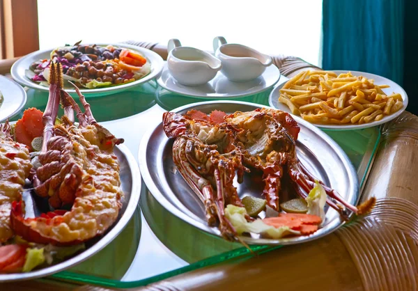 Assiettes avec homard sur la table — Photo