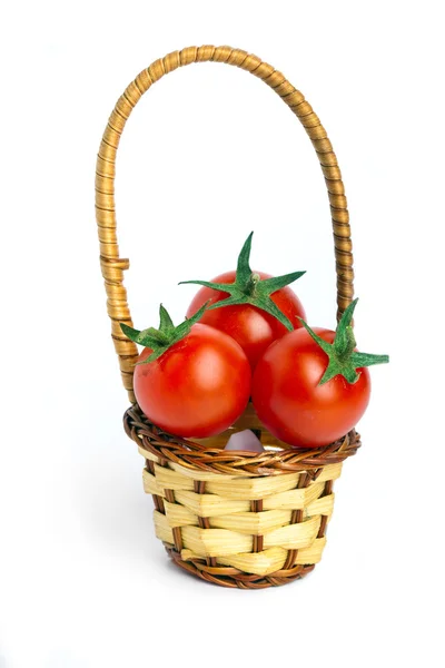 Cesta pequena e três tomates cerejas — Fotografia de Stock