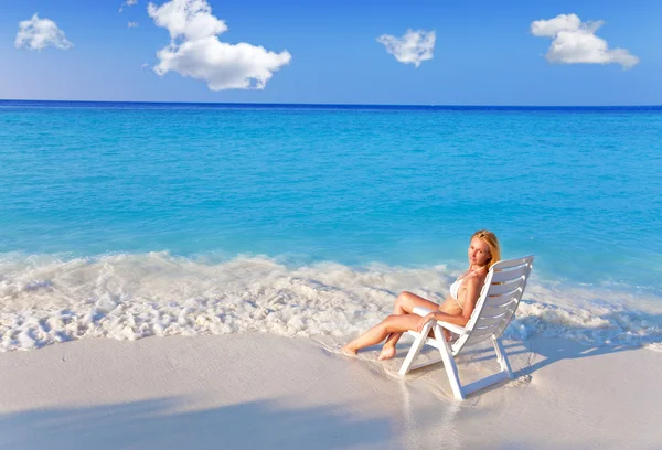 Genç kadın tans plaj sandalye oldukça, okyanusta koymak — Stok fotoğraf