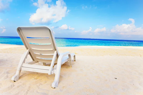 Chaise lounge vacío antes del océano, amanecer —  Fotos de Stock