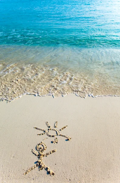 Детская фотография на песке - человек и солнце — стоковое фото