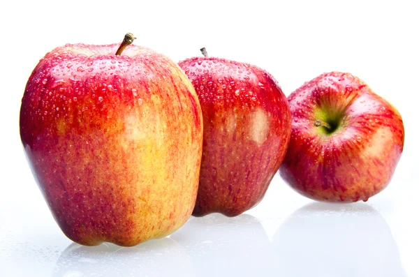 Trzy soczyste jabłka położyć się w szeregu na białym tle — Zdjęcie stockowe