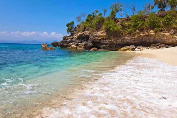 查看从沙滩在海洋在岩石上。印度尼西亚巴厘岛 — 图库照片