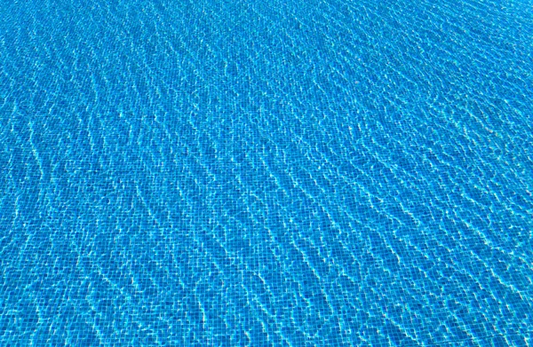 Schöne Wasseroberfläche im Pool vor einem Mosaik. — Stockfoto