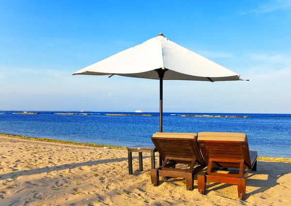 Σαλόνια ομπρέλα και ξαπλώστρες στην παραλία. — Φωτογραφία Αρχείου