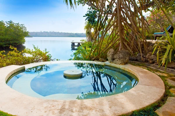Zwembad in een tropische tuin. — Stockfoto