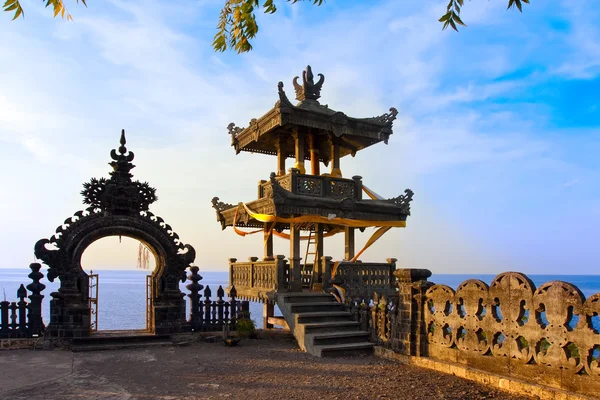 在上一次日落海洋寺。印度尼西亚。巴厘岛 — 图库照片