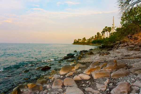 上一次日落的石质海岸。印度尼西亚。巴厘岛. — 图库照片