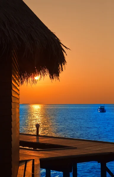 Ilha no oceano, Maldivas. Pôr do sol — Fotografia de Stock