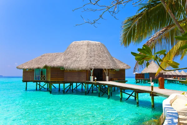 Insel im Ozean, Überwasser villa.maldives. — Stockfoto
