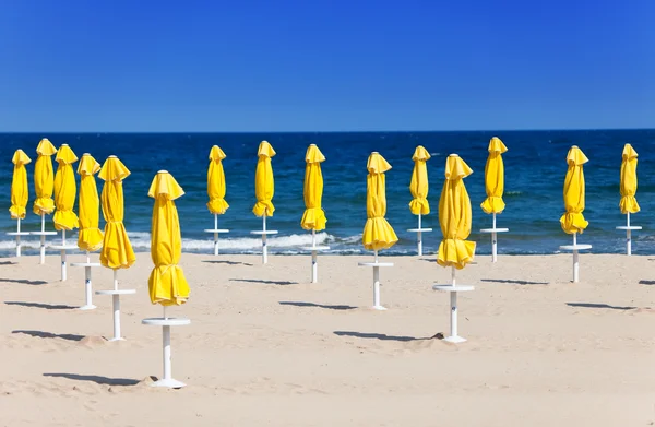 Lege strand en strand parasols — Stockfoto