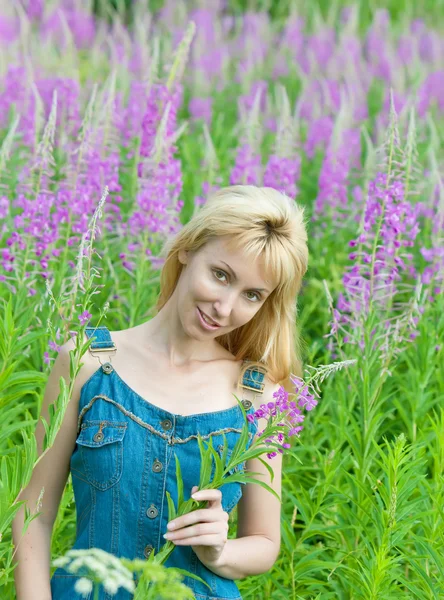 Sally virágzó virágok közt a boldog fiatal nő portréja — Stock Fotó