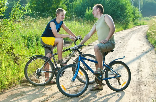 Le père avec le fils sur les vélos — Photo