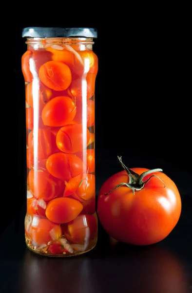 Tomaten in blik in glazen potten — Stockfoto