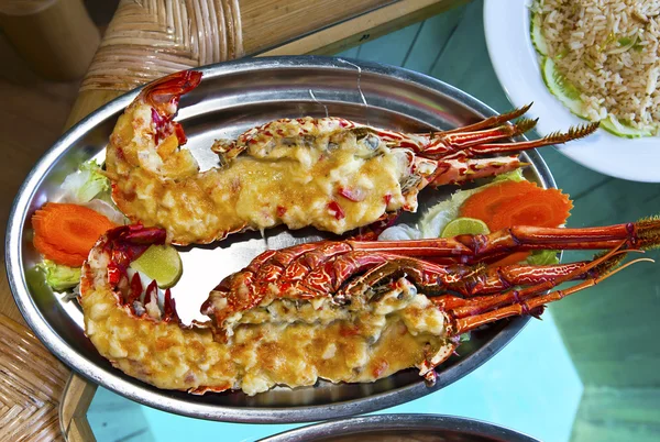 Pratos com lagosta na mesa — Fotografia de Stock