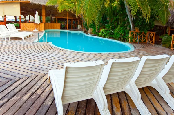 Malý bazén a lehátka pro odpočinek — Stock fotografie