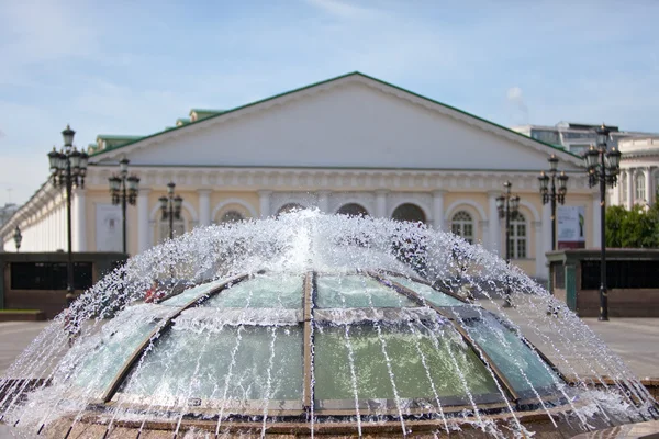 Fountain on a Manezhnaya Square, before a building of central exhibition ha — Stock Photo, Image