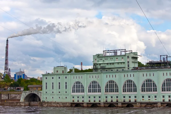 Volchov vodní elektrárna hydroelektrárně na řece Volchov, r — Stock fotografie