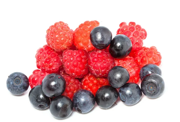 覆盆子和蓝莓在白色背景上的浆果 — 图库照片